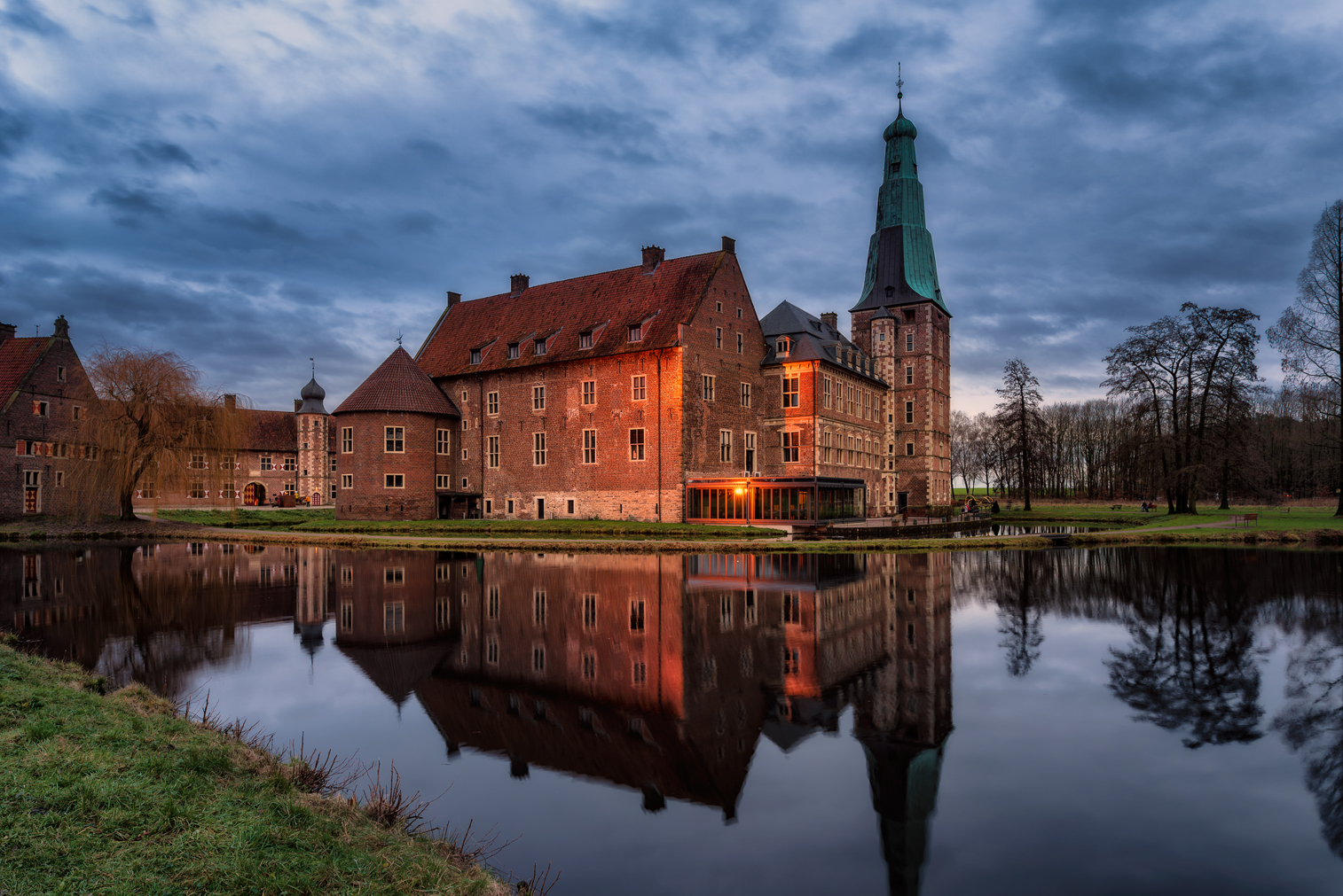 Schloss-Raesfeld in der Dämmerung 