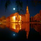 Schloss Raesfeld nachts im Spiegel des Sees