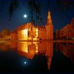 Schloss Raesfeld nachts im Spiegel des Sees