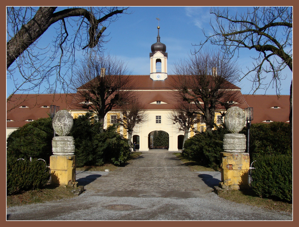 Schloss Rammenau---------das Eingangsgebäude.