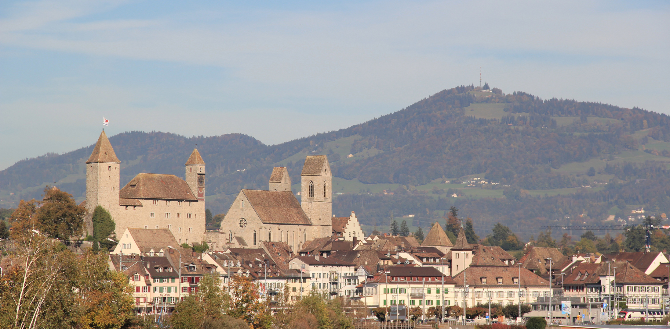 Schloss Rapperswil mit Bachtel