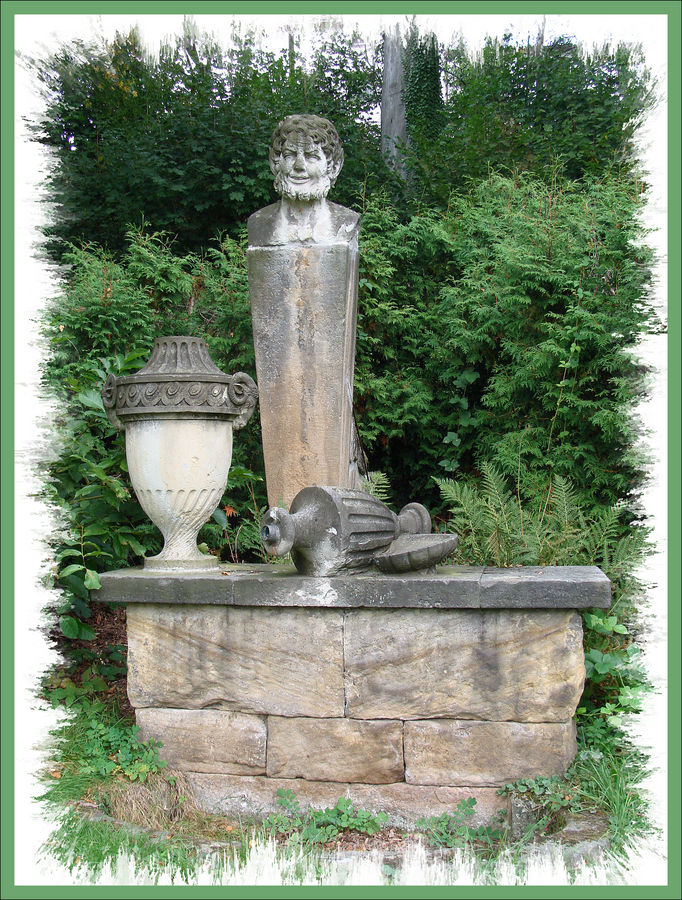 Schloss Reinhardtsgrimma----------Wasserbrunnen---------( ohne Wasser )