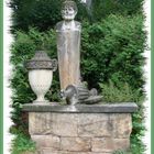 Schloss Reinhardtsgrimma----------Wasserbrunnen---------( ohne Wasser )