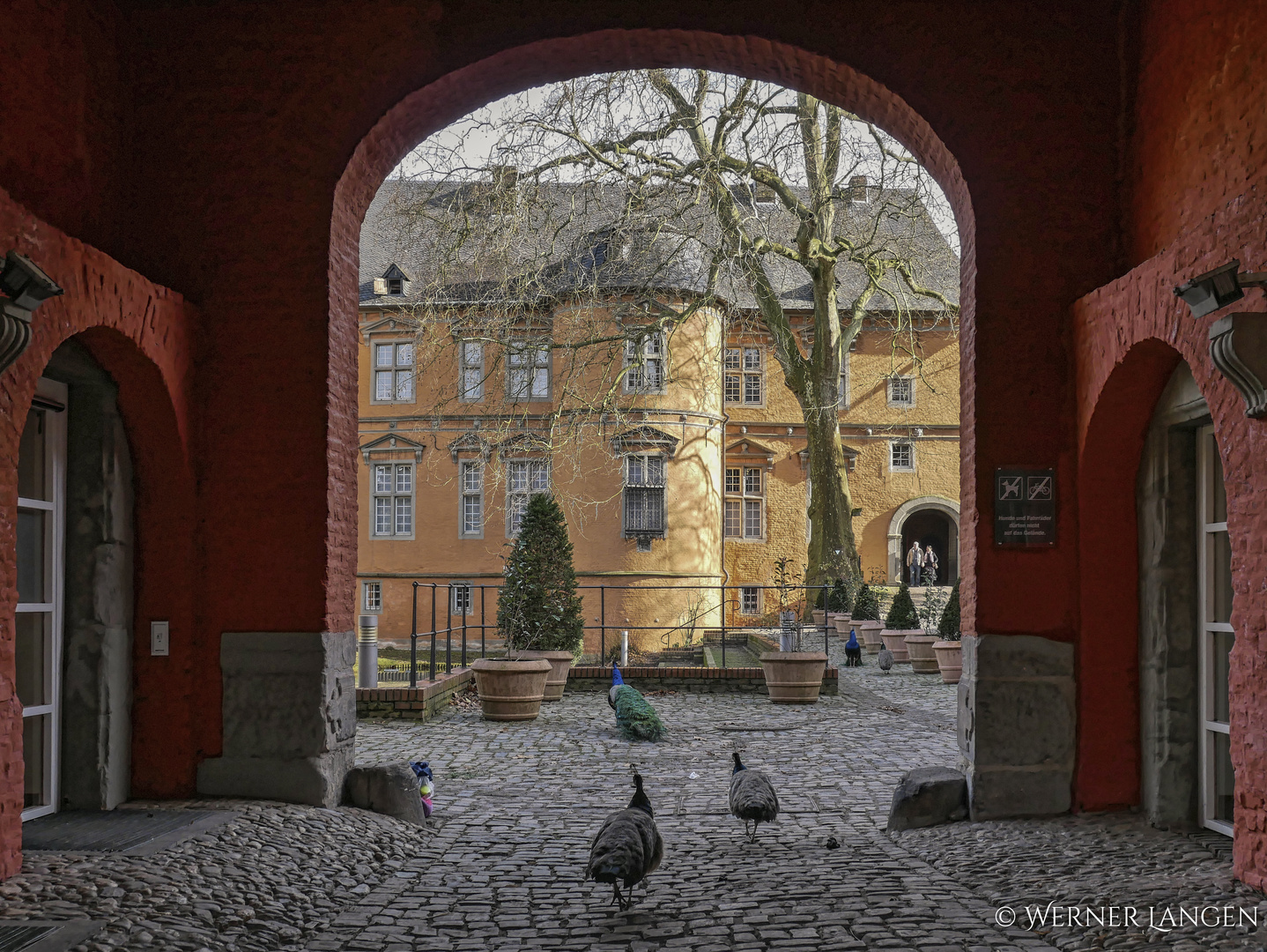 Schloß Rheydt - Der Durchgang zum Haupthaus