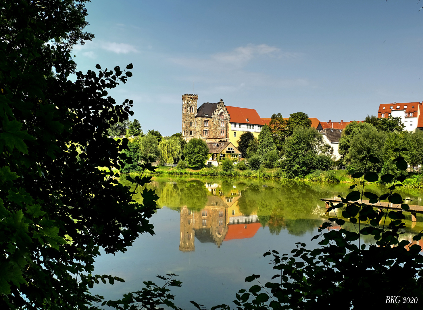 Schloss Ronneburg im Baderteichspiegel 