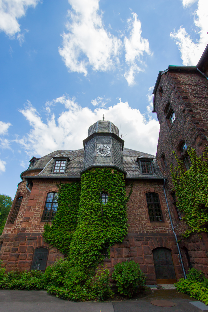 Schloss Saareck bei Mettlach Detailansicht des Turms mit der Uhr