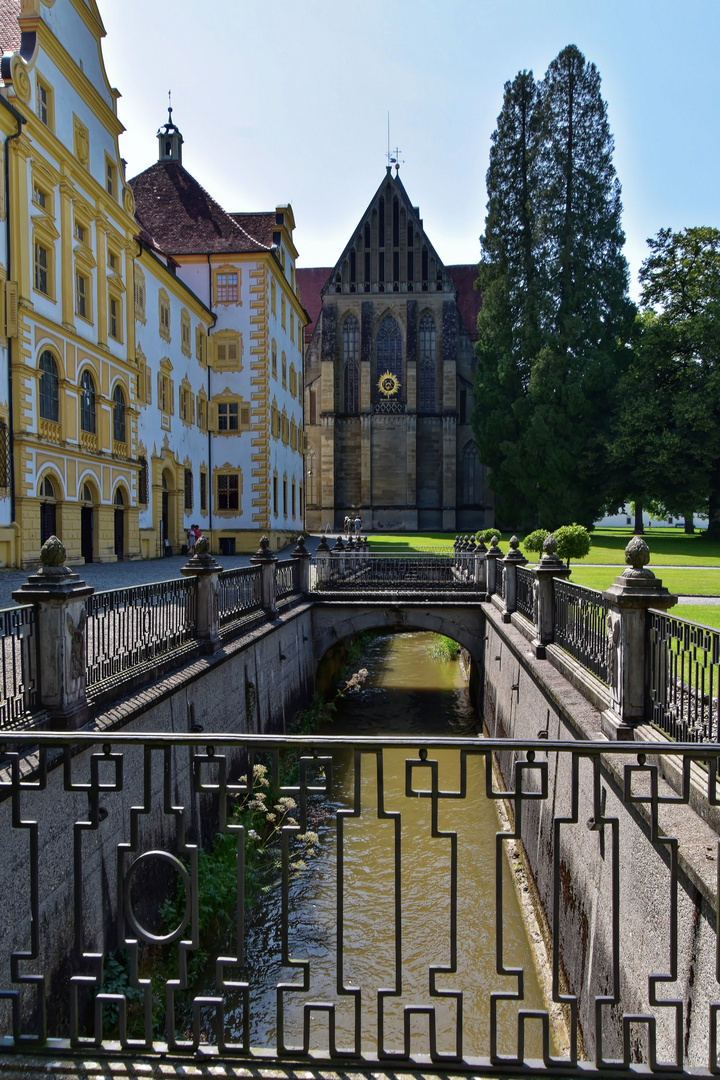 Schloss Salem mit Kirche und Wasserlauf