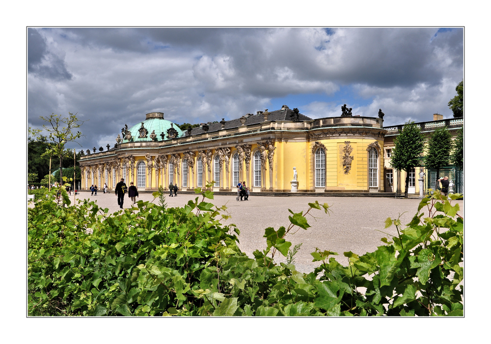 Schloss Sanssouci (französisch sans souci ‚ohne Sorge‘).........