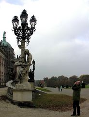 Schloß Sanssouci mit den zur Parkseite angeordneten historischen Laternen…