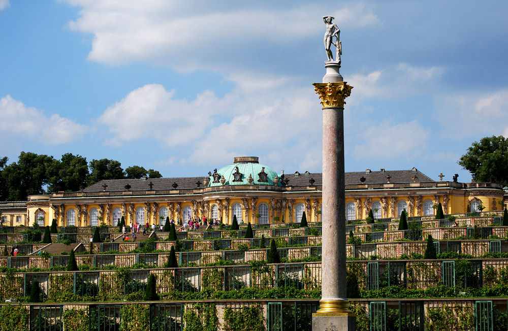 Schloss Sanssouci mit Weinbergterassen und Statue