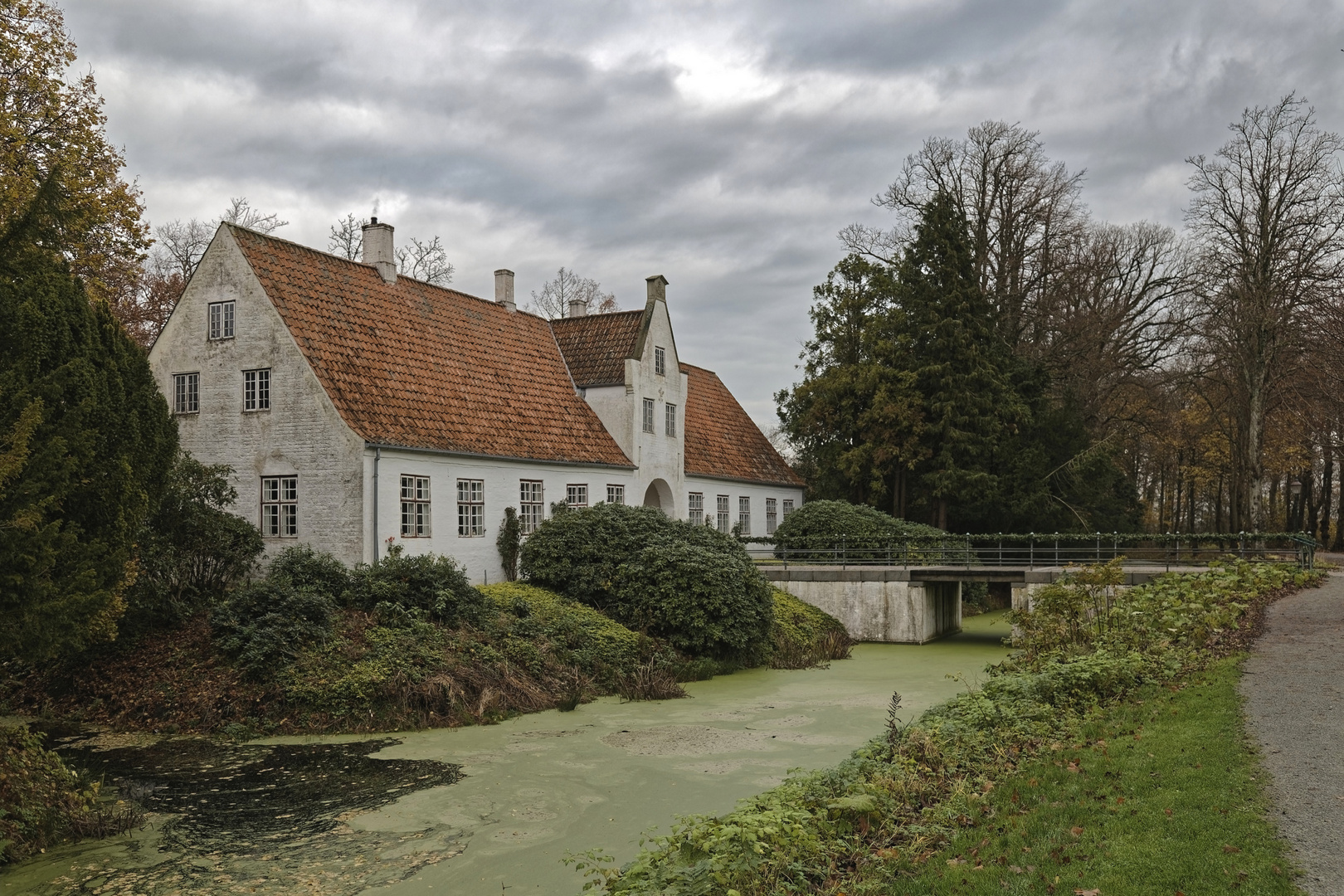 Schloss Schackenborg mit Torhaus und Schlossgarten in Møgeltønder