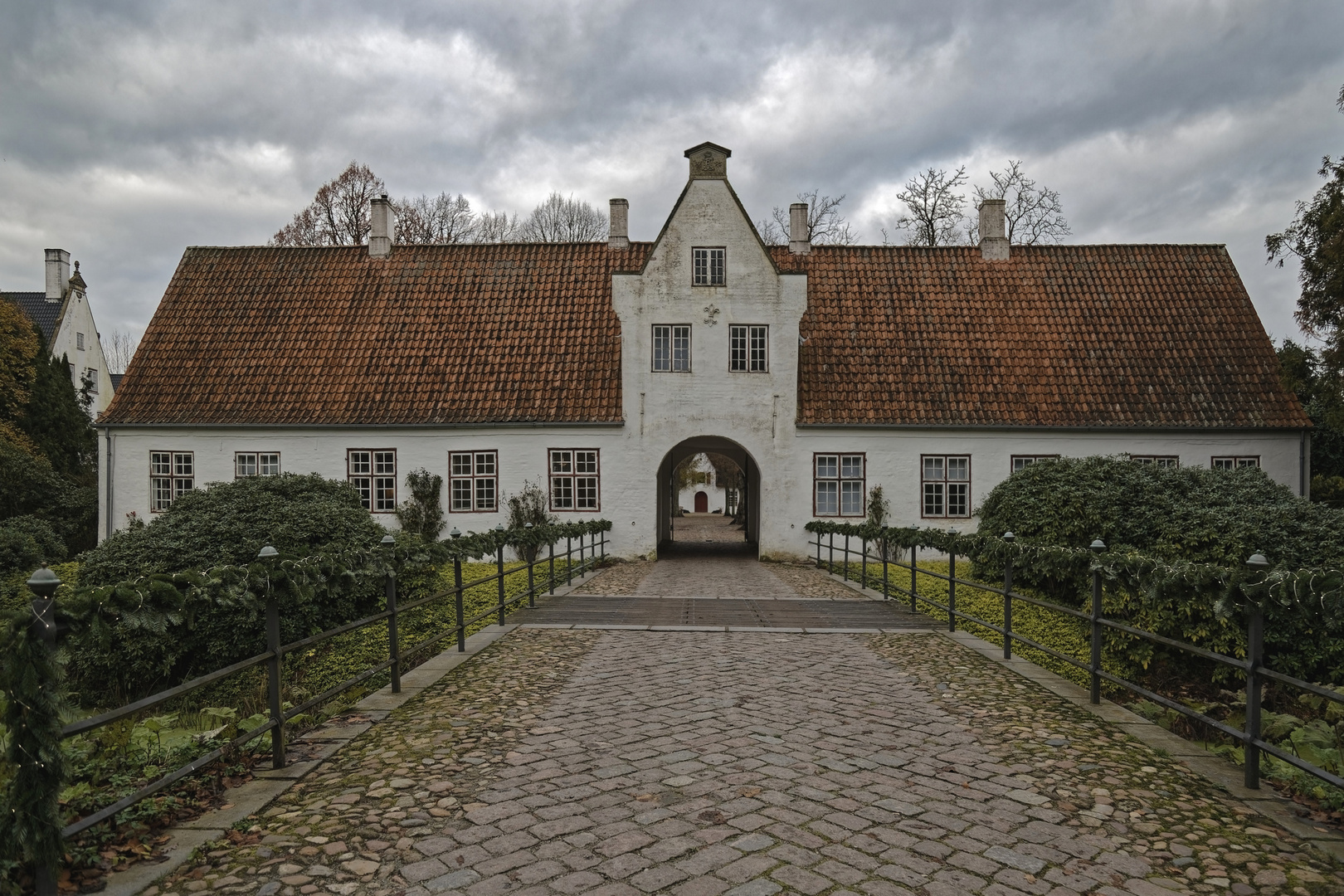 Schloss Schackenborg mit Torhaus und Schlossgarten in Møgeltønder