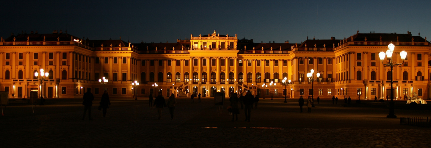 schloss schönbrunn bei nacht