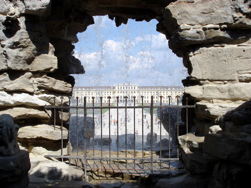 Schloss Schönbrunn durch den Neptunbrunnen gesehen