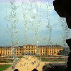 Schloss Schönbrunn im Licht des Wasserfalls der Brunnenanlage