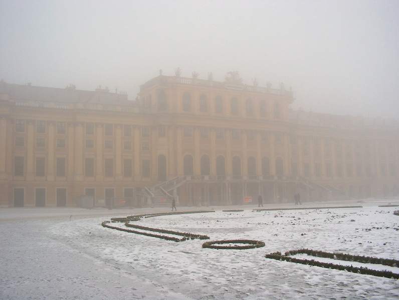 Schloss Schönbrunn im Nebel