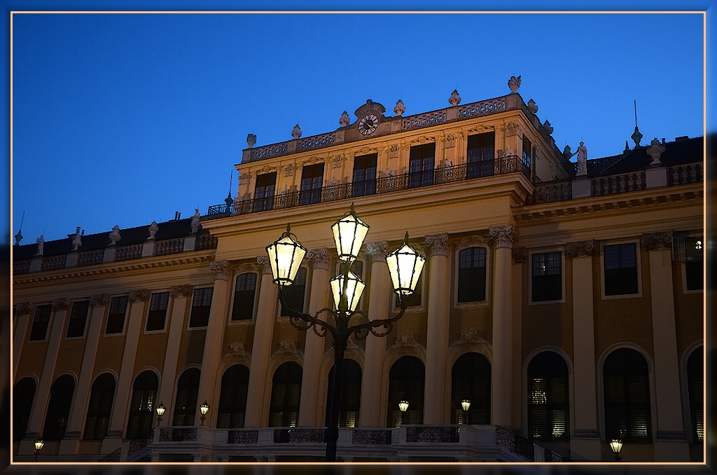 Schloss Schönbrunn in der Abenddämmereung