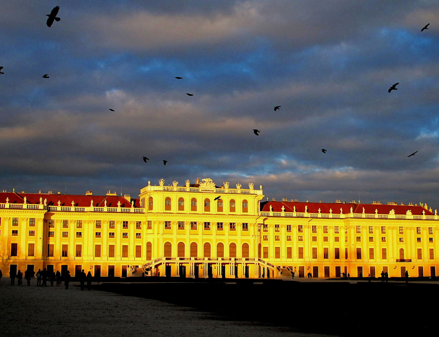 Schloss Schönbrunn in mystischer Abendstimmung