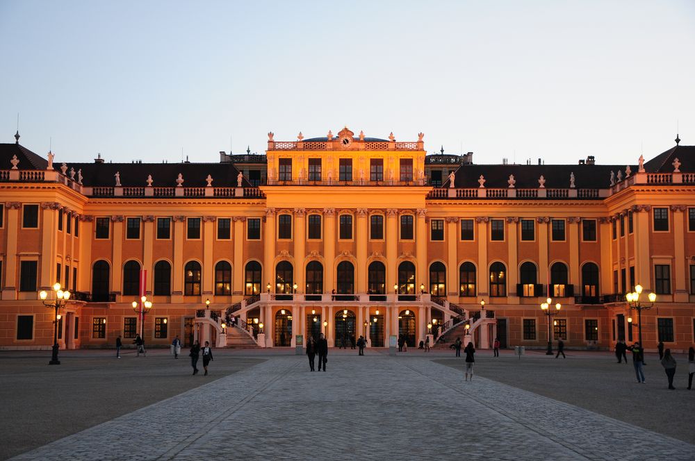 Schloss Schönbrunn in Wien am Abend