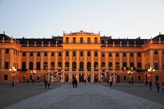 Schloss Schönbrunn in Wien am Abend