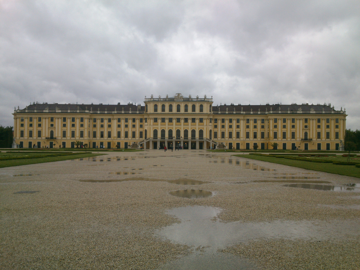 Schloss Schönbrunn mir Seenlandschaft im Vordergrund ...