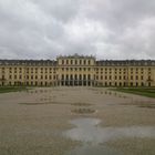 Schloss Schönbrunn mir Seenlandschaft im Vordergrund ...