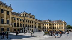 Schloss Schönbrunn mit Fiakerl ....