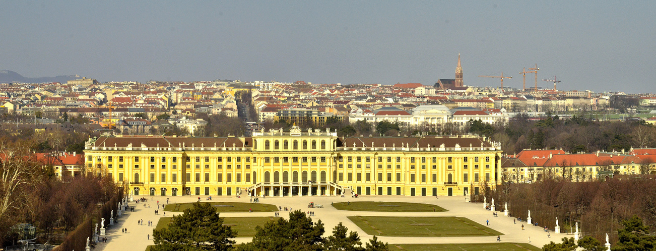 schloss schönbrunn pano