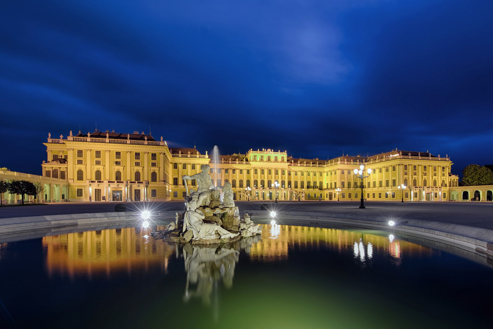 Schloss Schönbrunn Wien beleuchtet mit Spiegelung im Brunnen HDR