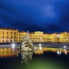 Schloss Schönbrunn Wien beleuchtet mit Spiegelung im Brunnen HDR