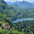 Schloss Schwangau mit Schwansee im Hintergrund