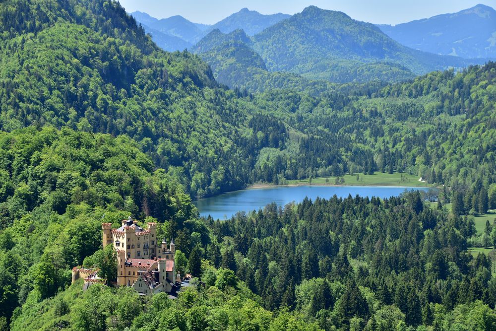 Schloss Schwangau mit Schwansee im Hintergrund