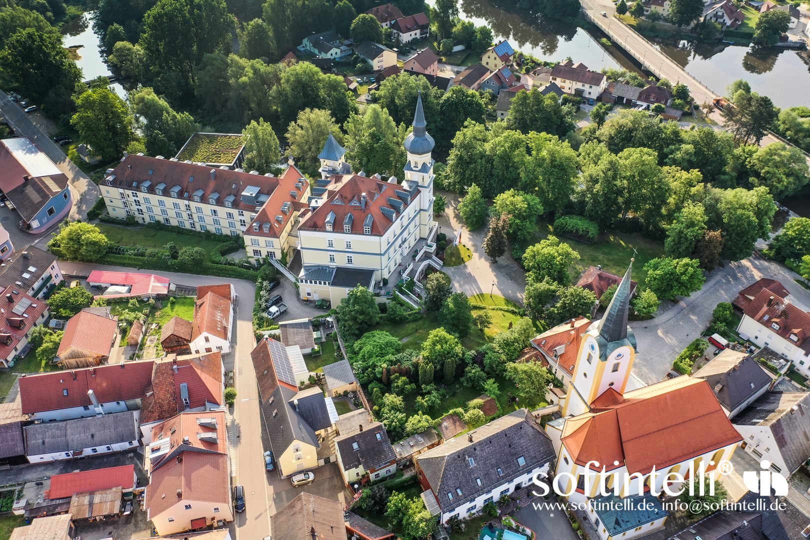 Schloss Schwarzenfeld, und Kirche