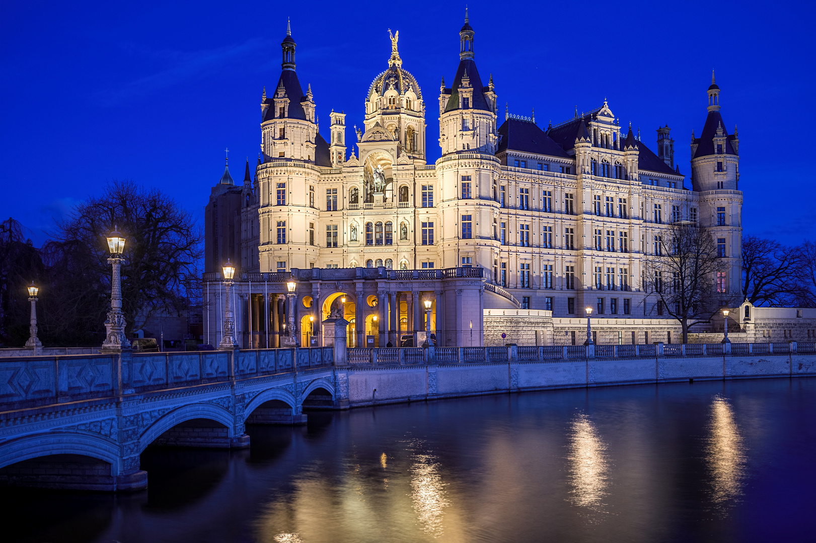 Schloss Schwerin am Abend