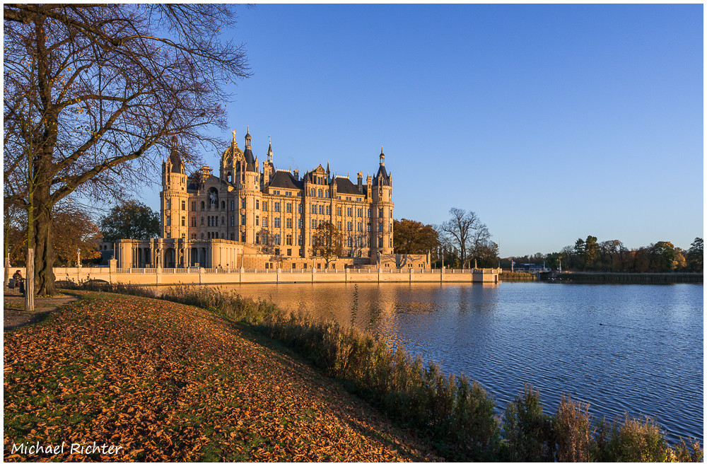 Schloss Schwerin im Herbst