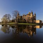 Schloss Schwerin in der Morgenspiegelung