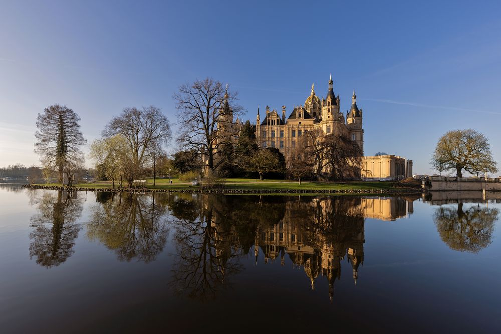 Schloss Schwerin in der Morgenspiegelung