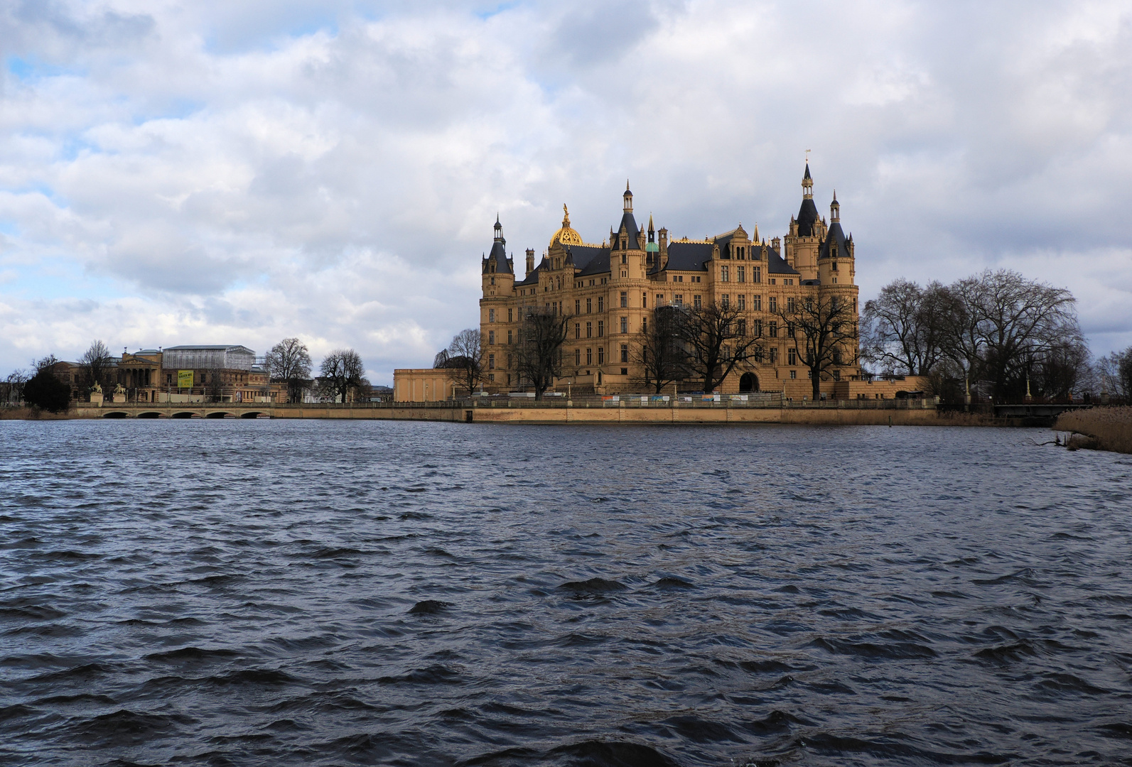 Schloß Schwerin in wilder See …