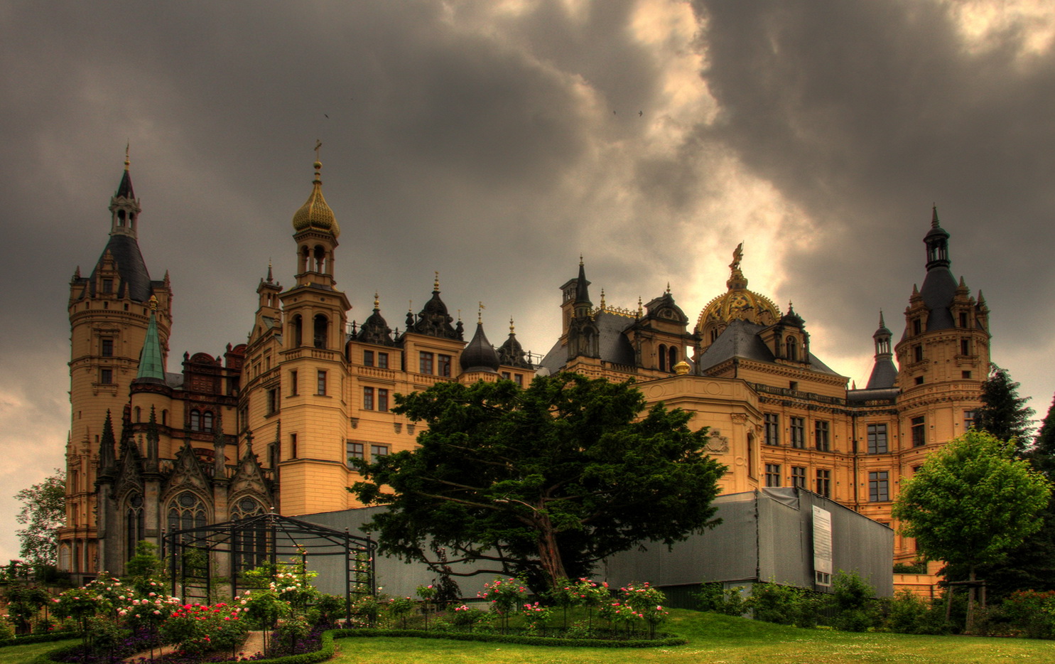 Schloss Schwerin in Wolken gehüllt