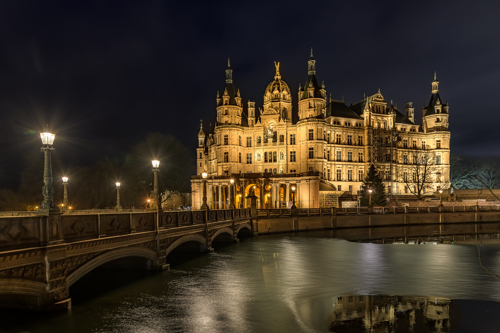 Schloß Schwerin mit Schloßbrücke