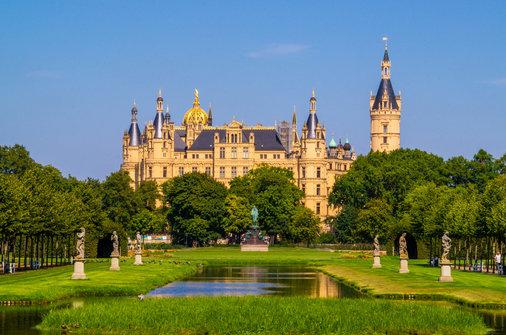 Schloss Schwerin vom Park aus Foto & Bild | park, wiese, schloss Bilder