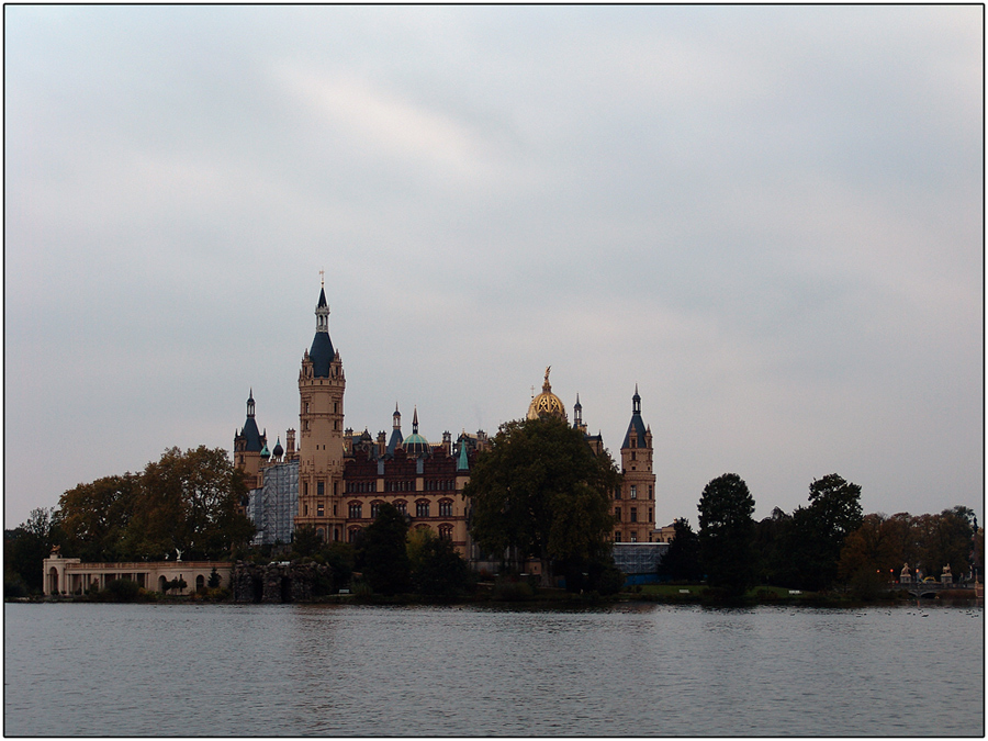 Schloss Schwerin vom Wasser aus gesehen.