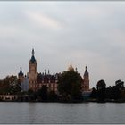 Schloss Schwerin vom Wasser aus gesehen.