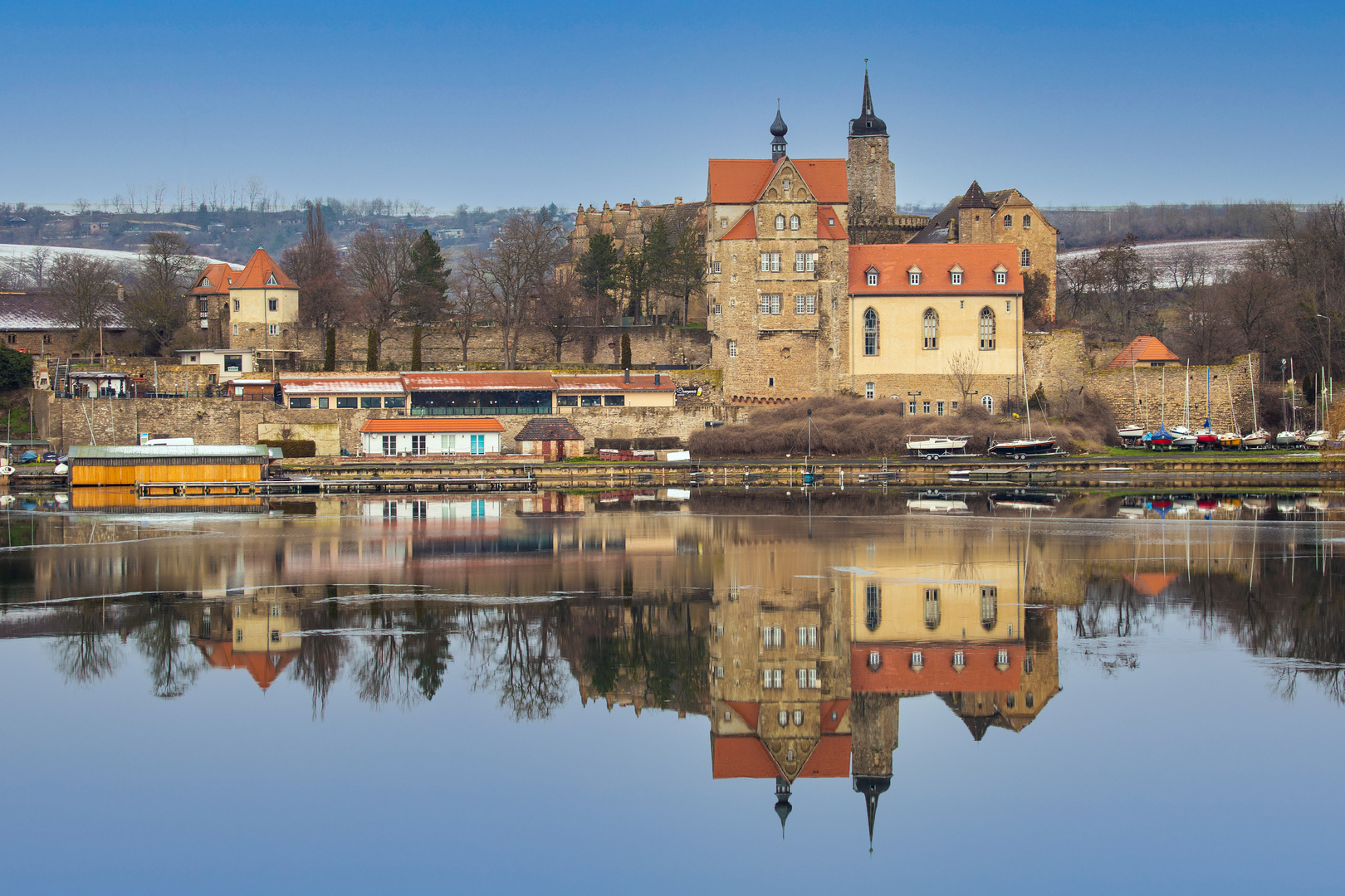 Schloss Seeburg spiegelt sich im süßen See