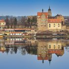 Schloss Seeburg spiegelt sich im süßen See