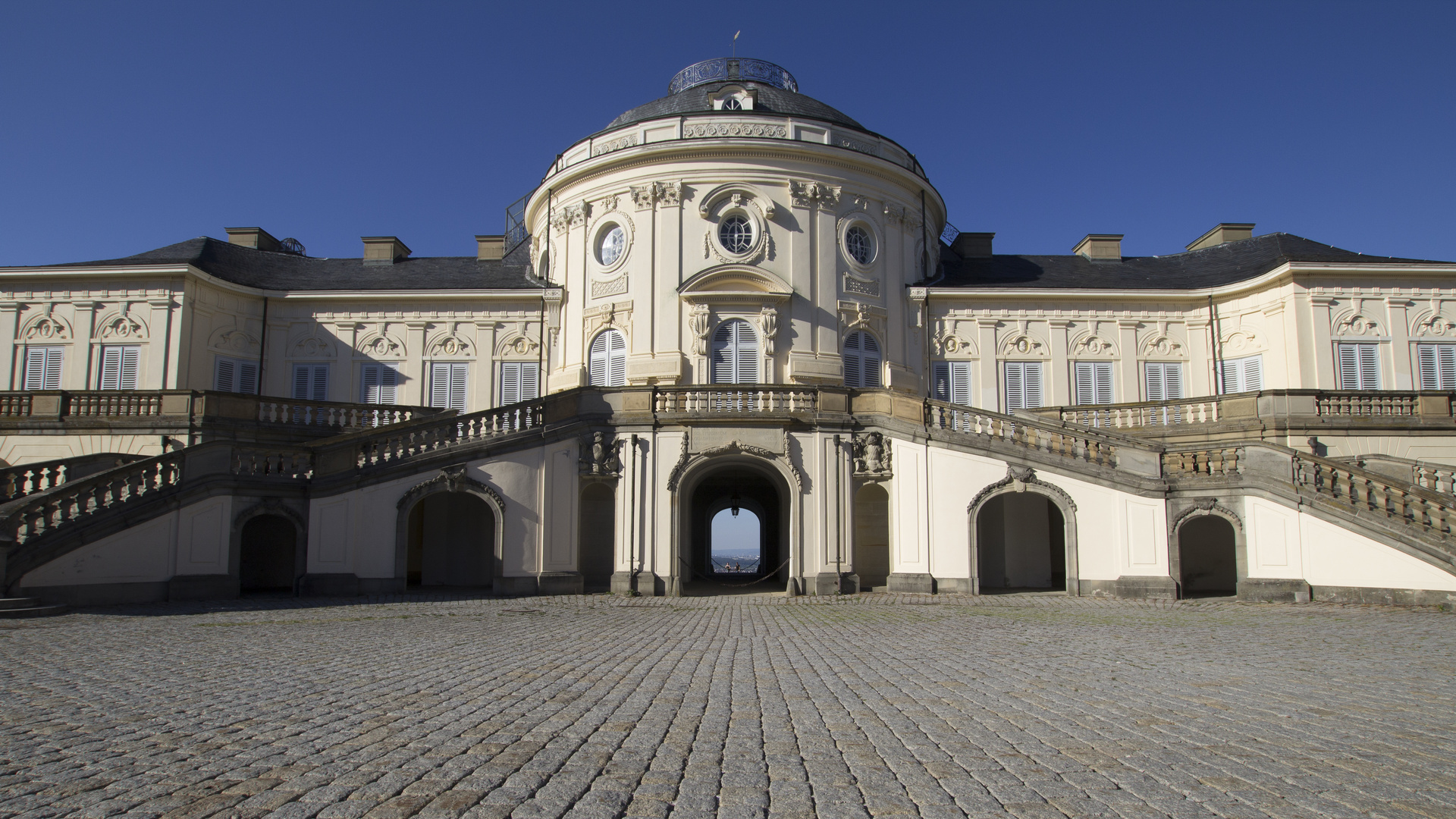 Schloss Solitude bei "leichtem Sonnenschein"