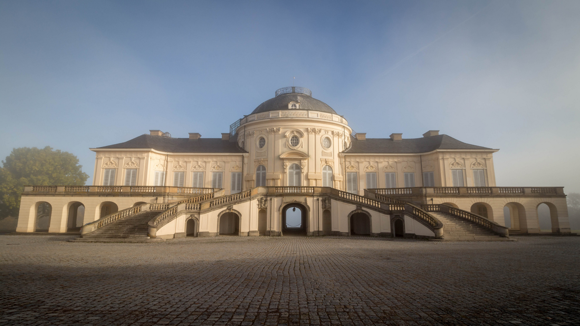 Schloss Solitude bei Nebel