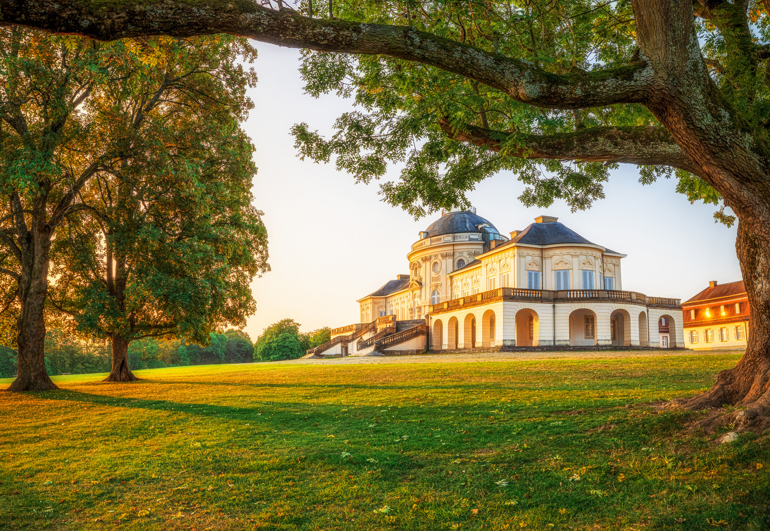 Schloss Solitude im Licht der der aufgehenenden Herbstsonne