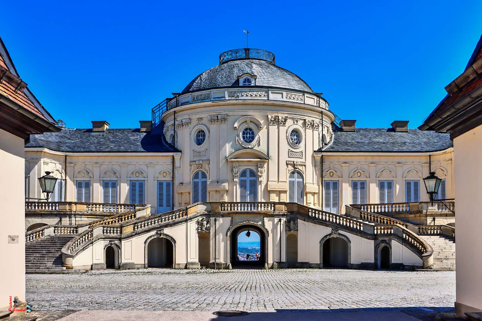 Schloss Solitude - zwischen den Kavaliersgebäuden