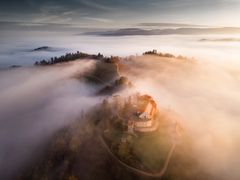 Schloss Staufenberg im Nebel